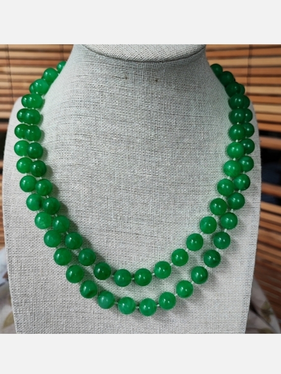 Unsigned Jewelry - Kelly Green Hong Kong Plastic Bead Necklace Light Weight Vintage Jade Color